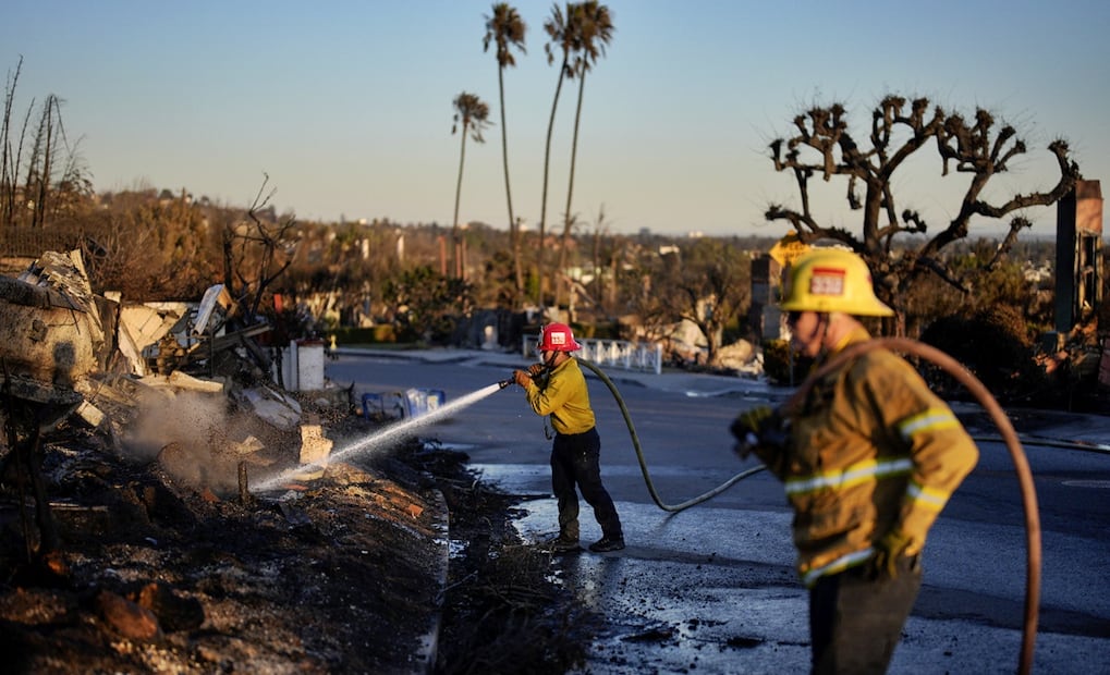 Equipos de búsqueda rescatan a las personas fallecidas en los devastadores incendios de Los Ángeles al desplazarse de casa en casa; mientras, bomberos se preparan para los vientos huracanados que podrían avivar los incendios, el 13 de enero de 2025. Foto: AP