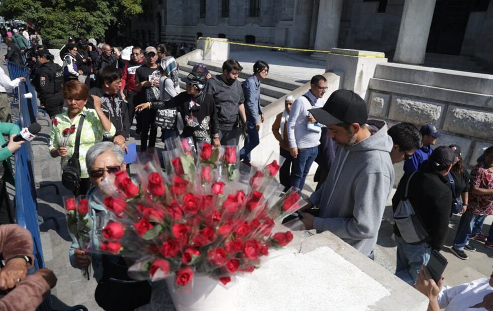 Cientos de personas llegan a Bellas Artes para darle el último adiós a Silvia Pinal. Foto: Carlos Mejía/EL UNIVERSAL