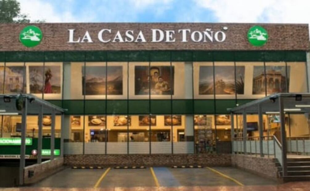 La Casa de Toño, una emblemática cadena de restaurantes en Ciudad de México, ha lanzado su primera sucursal bajo un innovador concepto de autoservicio en la Plaza Oriente. Foto: Caotura de pantalla en X