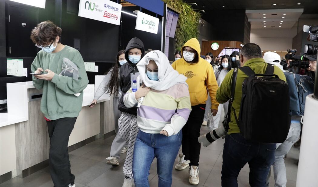 Un avión de la FAC que transporta a 110 ciudadanos deportados de Estados Unidos aterrizó en el aeropuerto internacional El Dorado en Bogotá. Foto: EFE