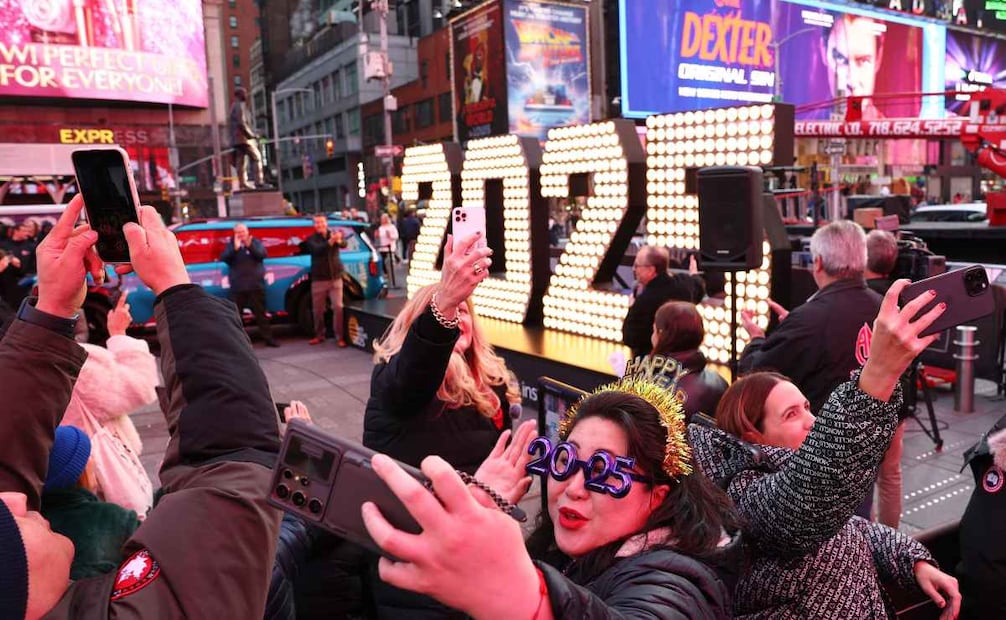 La gente toma fotografías con los números de la víspera de Año Nuevo 2025 en Times Square el 18 de diciembre de 2024 en la ciudad de Nueva York. Los números de siete pies de alto para 2025 estarán en exhibición en Duffy Square hasta el 23 de diciembre antes de subir a One Times Square para la celebración de la víspera de Año Nuevo. Foto: AFP