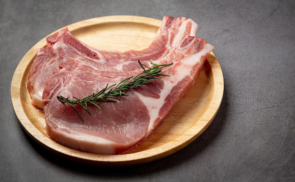 La carne de cerdo es uno de los alimentos que debes evitar si presentas niveles de ácido úrico elevados. Foto: Freepik
