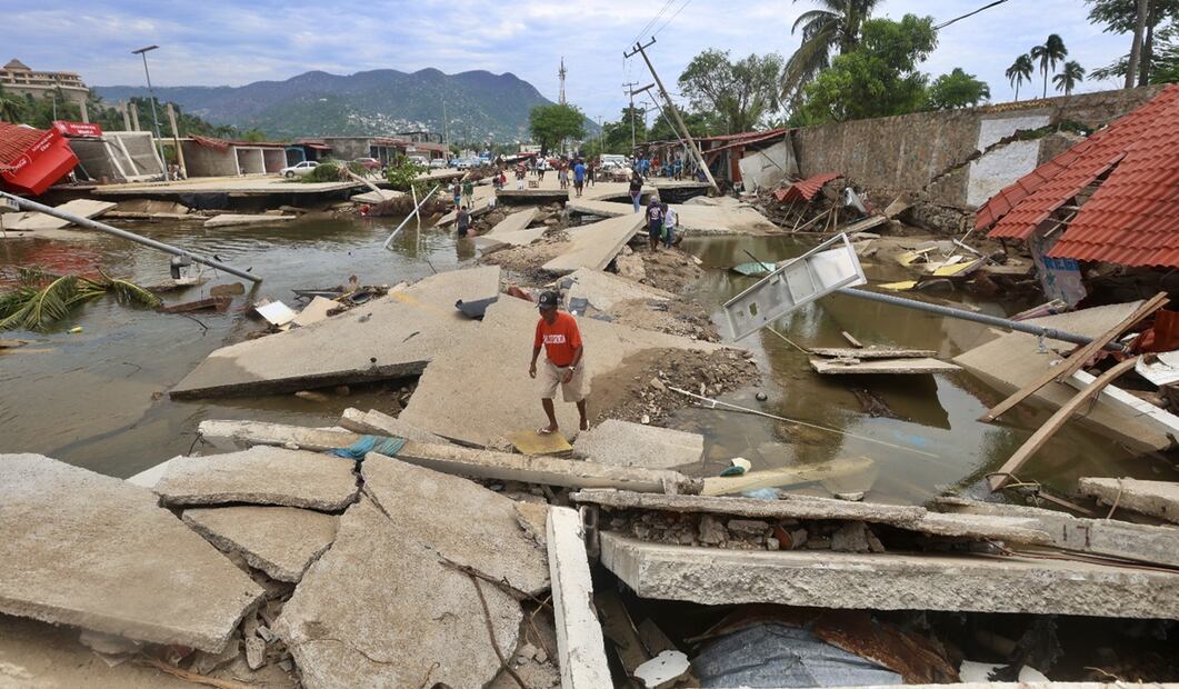 “No tenemos alimento, no tenemos nada, mis compañeros están pescando para poder comer, queremos agua y despensas, la ayuda no nos ha llegado (….) Se desbordó el río, se deslizaron los cerros y todo vino a dar aquí, quedamos destruidos”, dijo el señor Justo Castillo. Foto: Valente Rosas/EL UNIVERSAL