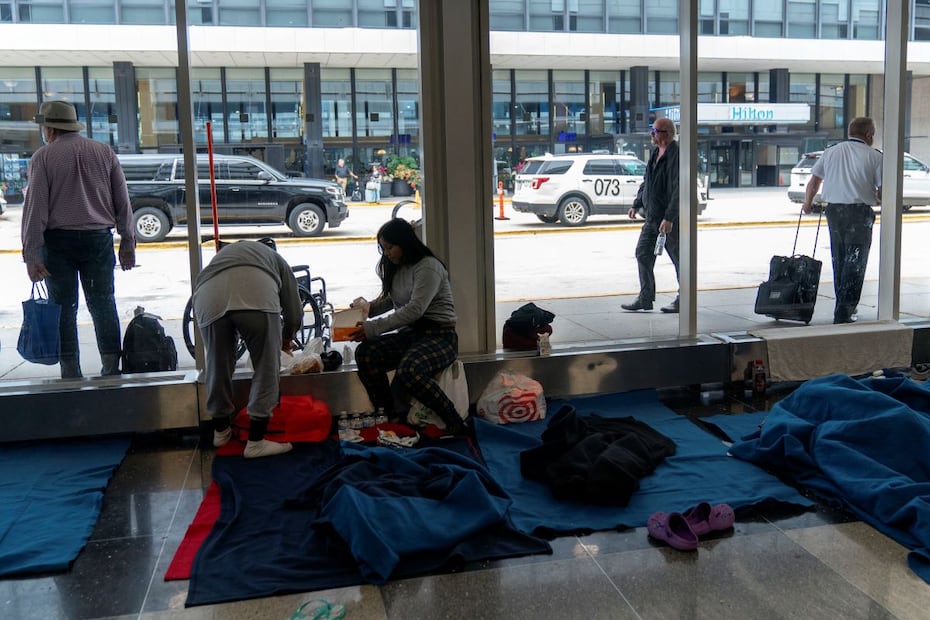 Hasta 500 migrantes juntos han compartido un espacio reducido en el Aeropuerto Internacional O'Hare. A diferencia de los migrantes que están a la vista del público en las comisarías de policía, los migrantes en O'Hare y un puñado en el aeropuerto internacional de Midway tienen un acceso limitado a los recursos, incluyendo duchas y atención médica. FOTO: ERIN HOOLEY. AP