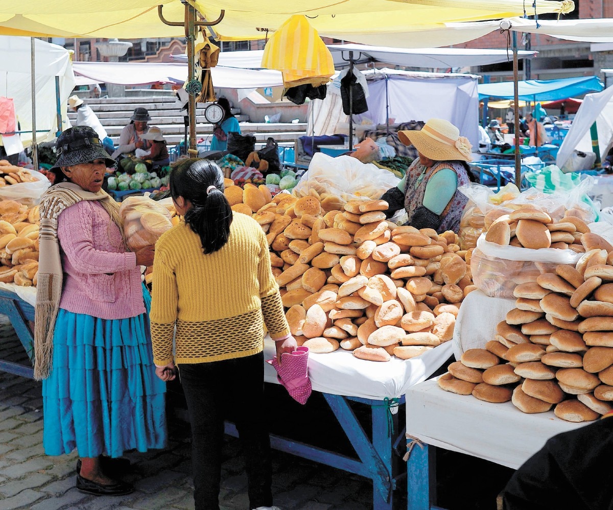 Mujeres en un mercado en Achacachi, en La Paz. Esta localidad es considerada un bastión del expresidente Evo Morales. Foto: JORGE BERNAL. AFP