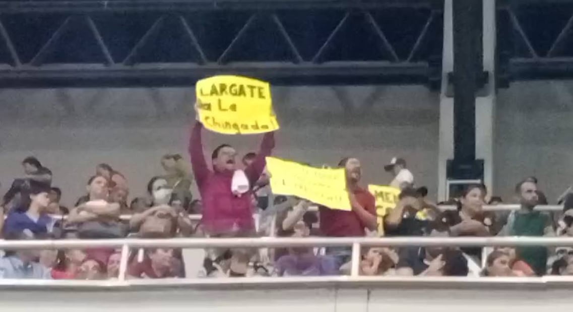 Ante está protesta, el presidente López Obrador pidió a los miles de asistentes del Expo Auditorio Amado Nervo que levantarán la mano quienes estaban a favor de la reforma judicial. Foto: Captura de pantalla