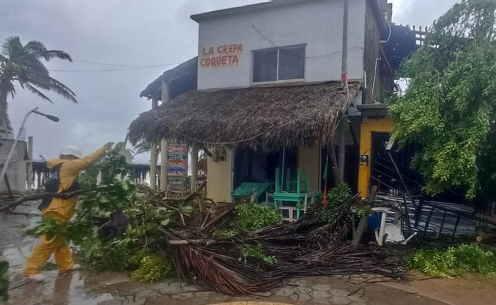 Los uniformados activaron los planes GN-A y DN-III-E en su fase de auxilio para realizar la evacuación de personas. Foto: Sedena