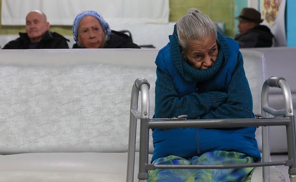 En Ciudad Juárez, México, adultos mayores estadounidenses y mexicanos enfrentan el abandono en asilos durante la Navidad, debido a altos costos en EE.UU. y la falta de infraestructura familiar. (21/12/24) Foto: EFE