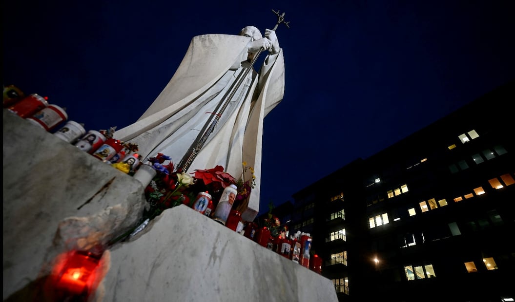 Imagen de un altar improvisado dedicado al papa Francisco a las puertas del hospital Gemelli de Roma, el 20 de febrero de 2025, donde permanece ingresado desde hace casi una semana. Foto: AFP