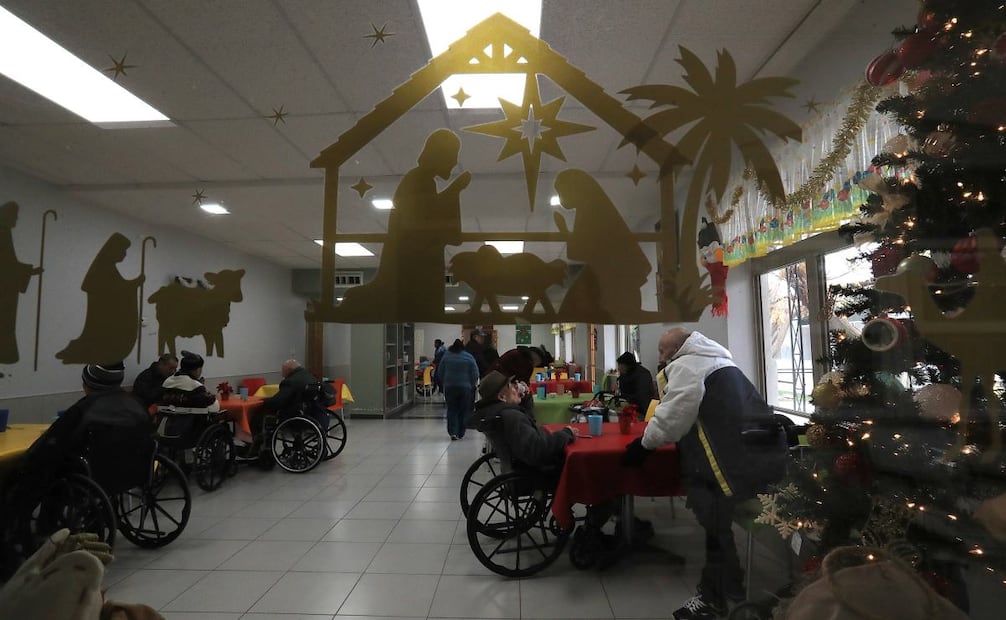 A pesar del abandono, algunos encuentran consuelo en las visitas de familiares y en el esfuerzo del personal de los asilos (21/12/24) Foto: EFE