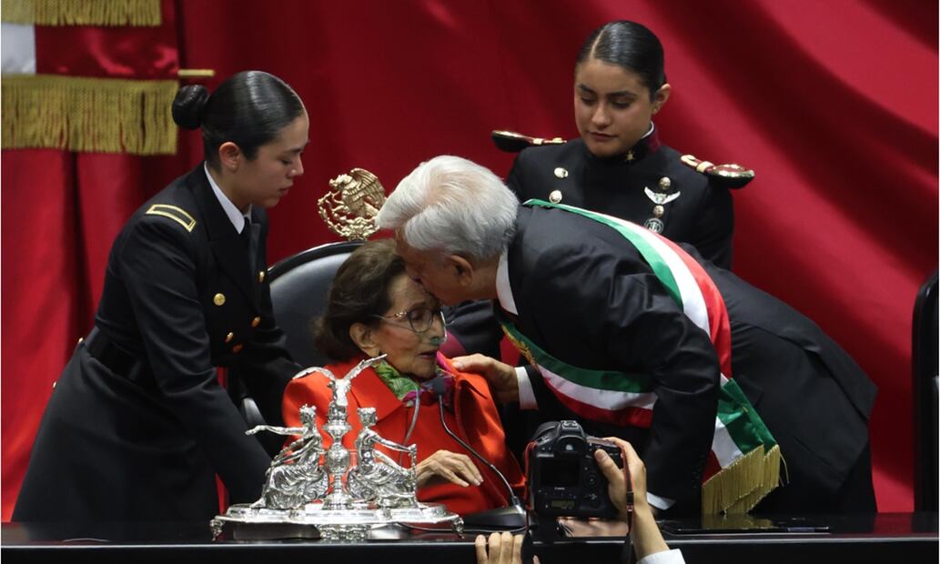 El expresidente López Obrador saluda a Ifigenia Martínez en la toma de protesta de Claudia Sheinbaum en el Congreso General. Foto: Siego Simón Sánchez/EL UNIVERSAL