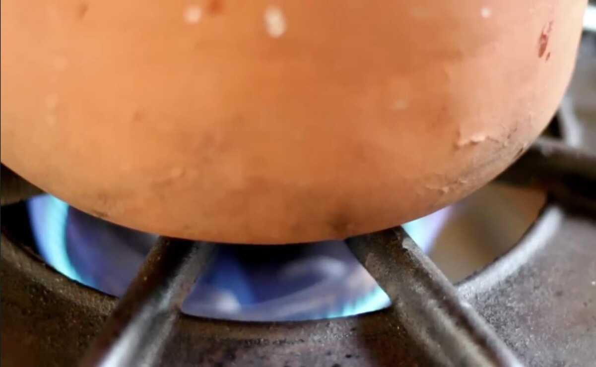 Deja hervir tu olla de barro a fuego alto para que se consuma el agua. Foto: Cocina Identidad