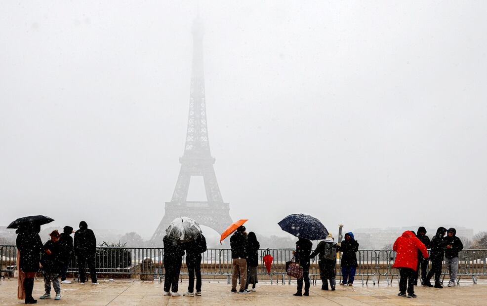 "Desafortunadamente, permaneceremos cerrados hoy y reabriremos mañana a la una de la tarde", indicó en las redes sociales el organismo que gestiona la torre Eiffel. Foto: EFE