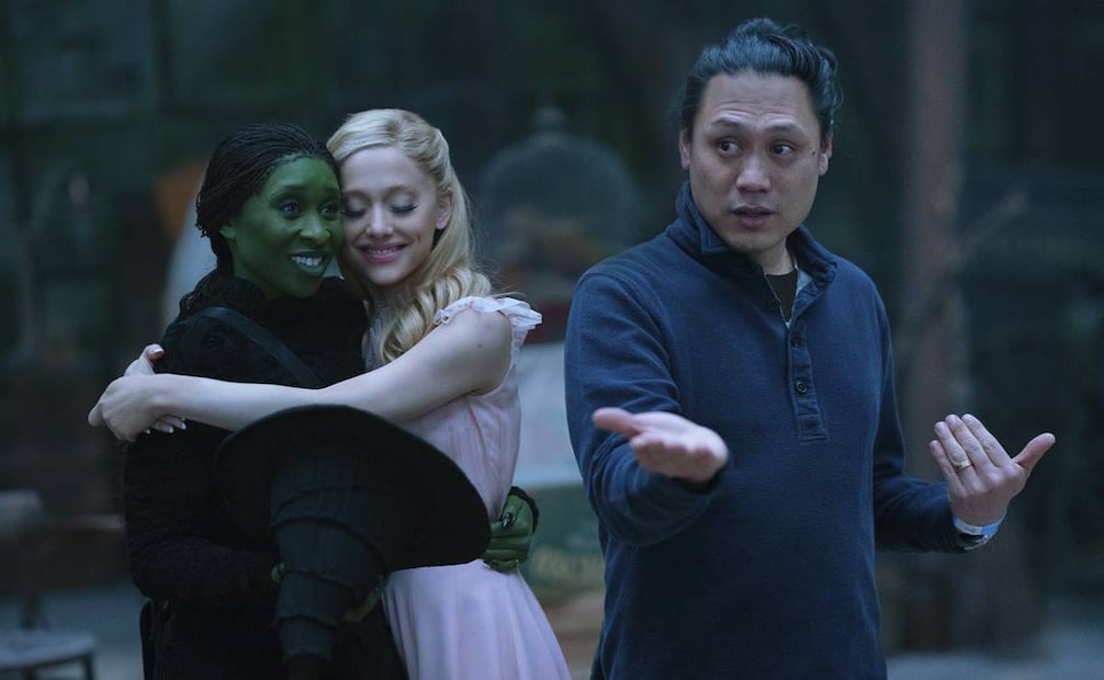 Cynthia Erivo, izquierda, y Ariana Grande, con el director Jon M. Chu, derecha, en el set de la película "Wicked". Foto: Universal Pictures.