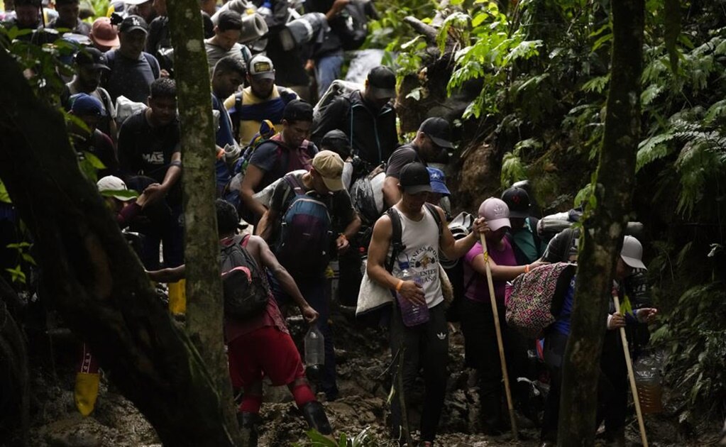 Migrantes cruzan el Tapón del Darién desde Colombia hacia Panamá con la esperanza de llegar a Estados Unido. Foto: AP