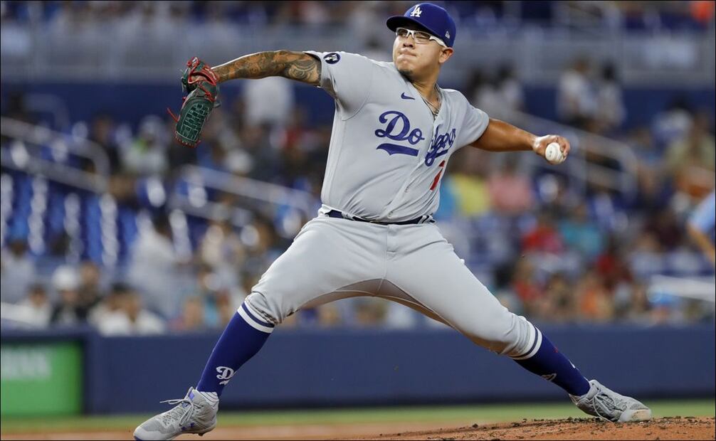 Julio Urías lanza desde el montículo en un juego de los Dodgers. FOTO: Especial