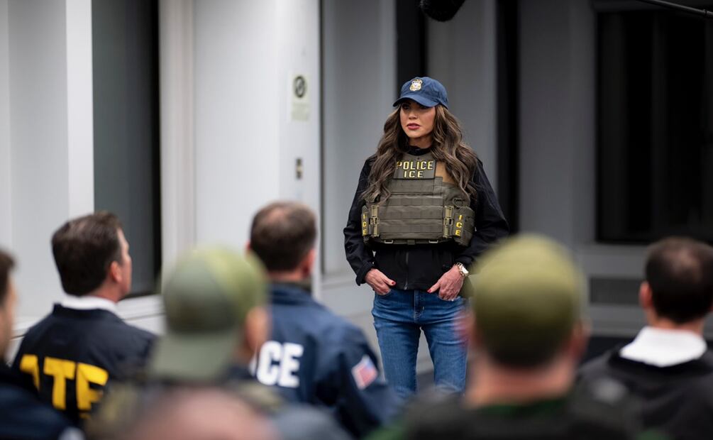 Kristi Noem, Secretaria de Seguridad Nacional de Estados Unidos, encabeza primeras redadas de inmigrantes en Nueva York. Foto: EFE