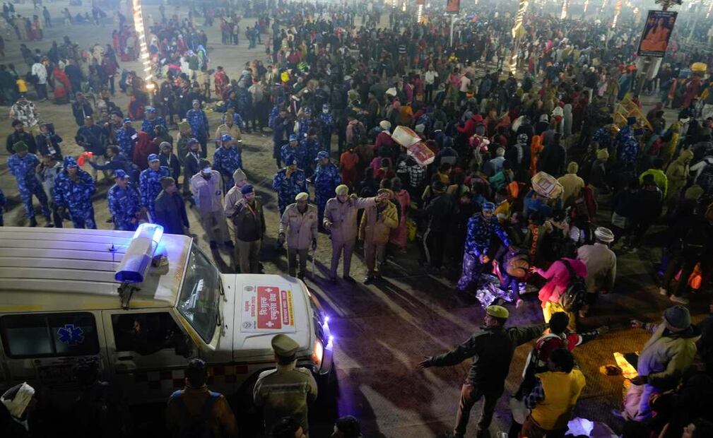 Al menos 15 personas murieron y varias más resultaron heridas en una estampida durante el Kumbh Mela, un multitudinario festival religioso en la ciudad de Prayagraj, al norte de India. (28/01/25) Foto: AP