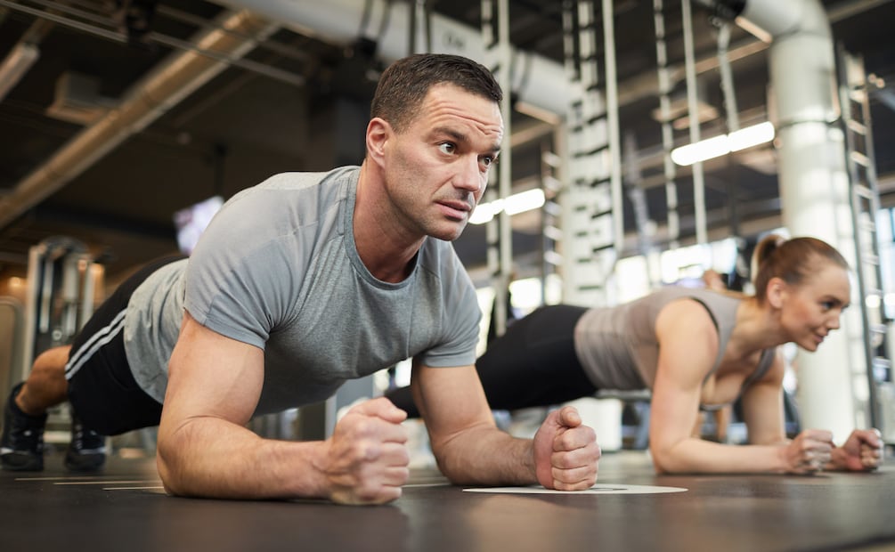 La plancha, recomendada por Harvard, ofrece una solución accesible y eficaz para combatir la grasa abdominal, promoviendo una mejor salud general y una figura más tonificada. Foto: Canva