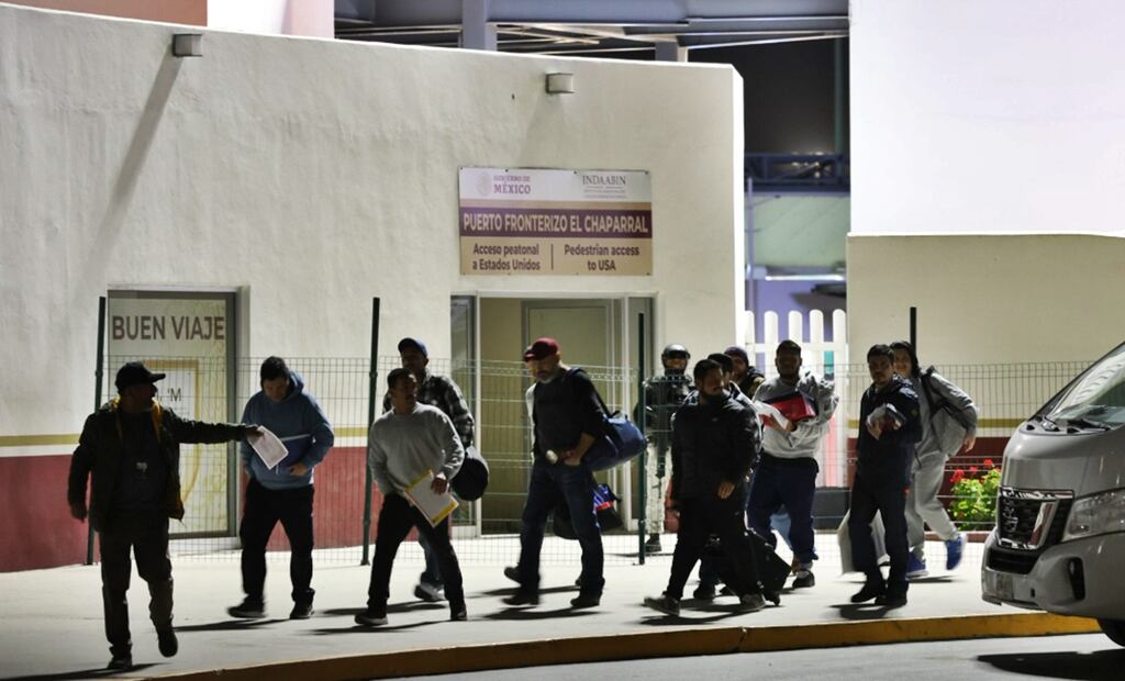 Veintitrés trabajadores de plantíos en Denver, Colorado, llegaron la noche del 21 de enero de 2025, a la garita El Chaparral, en Tijuana, Baja California. Foto: Diego Simón/EL UNIVERSAL