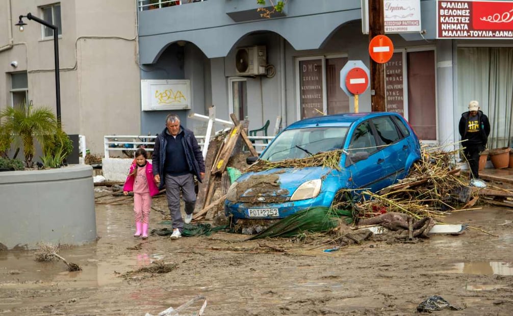 Un coche ha sido arrastrado tras el paso de la tormenta Bora en Ialyssos, Rodas, Grecia, el 01 de diciembre de 2024. La isla de Rodas ha estado en estado de emergencia durante las últimas horas, ya que el mal tiempo provocado por la tormenta Bora continúa. La red de carreteras en los municipios de Ialyssos y Kallithea ha resultado dañada. Los jardines de infancia, las escuelas primarias, las escuelas secundarias y las escuelas secundarias de Rodas estarán cerradas el 2 de diciembre de 2024. Foto: EFE