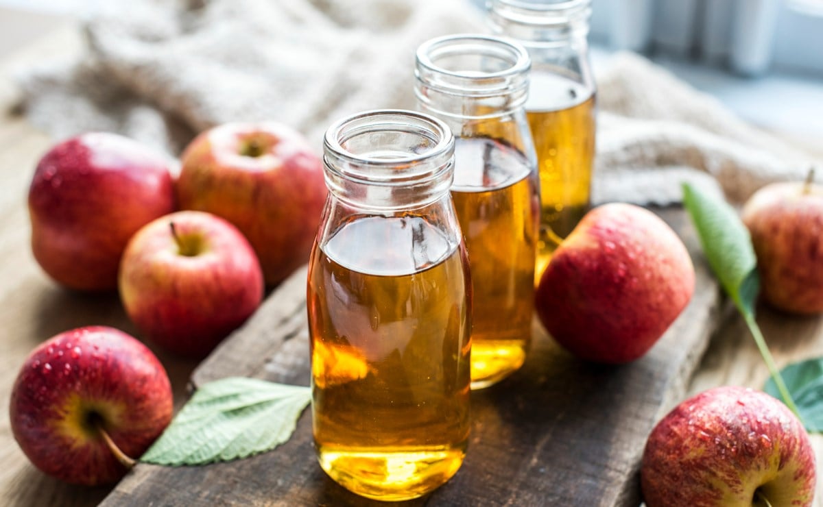 Para qué sirve aplicar vinagre de manzana en el cabello