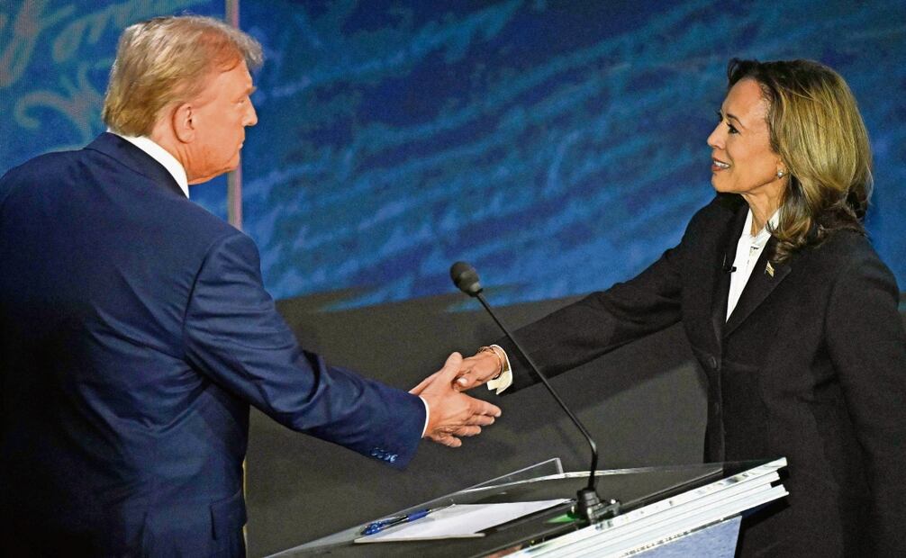 Los candidatos presidenciales de EU: el exmandatario republicano Donald Trump y la vicepresidenta demócrata, Kamala Harris, se dan la mano al iniciar el debate en Philadelphia. Foto: Saul Loeb AFP)