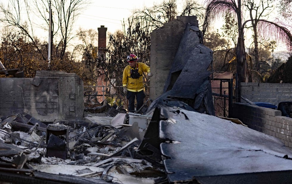 Equipos de búsqueda rescatan a las personas fallecidas en los devastadores incendios de Los Ángeles al desplazarse de casa en casa; mientras, bomberos se preparan para los vientos huracanados que podrían avivar los incendios, el 13 de enero de 2025. Foto: AFP