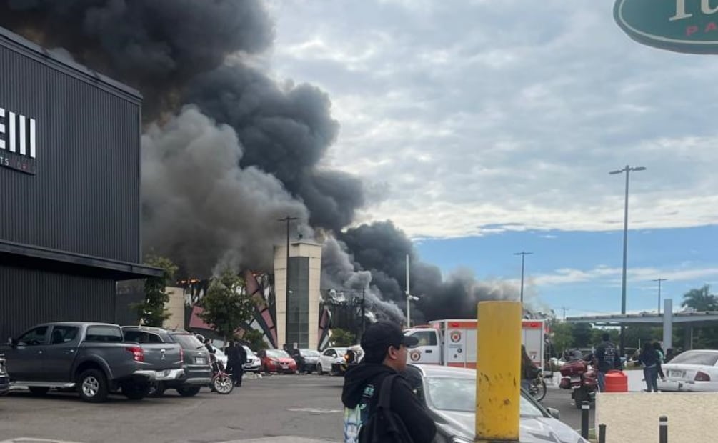 Incendio en plaza comercial de Sinaloa (16/01/2025). Foto: Javier Cabrera Martínez / EL UNIVERSAL