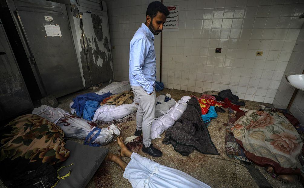 Un palestino observa los cuerpos de los palestinos desplazados que murieron tras un bombardeo nocturno del ejército israelí que afectó sus refugios en la ciudad de Khan Younis, en el hospital de Al Aqsa, en la ciudad de Deir Al Balah, en el sur de la Franja de Gaza, el 10 de marzo de 2024.Un palestino reacciona mientras mira los cuerpos de los palestinos desplazados que murieron tras un bombardeo nocturno del ejército israelí que afectó sus refugios en la ciudad de Khan Younis, en el hospital de Al Aqsa, en la ciudad de Deir Al Balah, en el sur de la Franja de Gaza, el 10 de marzo de 2024. Foto: EFE