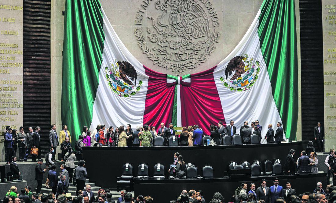 Al arrancar el segundo periodo de sesiones del tercer año legislativo en el Congreso, senadores y diputados discutirán varias iniciativas trascendentales como la posible desaparición de los legisladores plurinominales y la eliminación del financiamiento a partidos. Foto: Gabriel Pano / EL UNIVERSAL