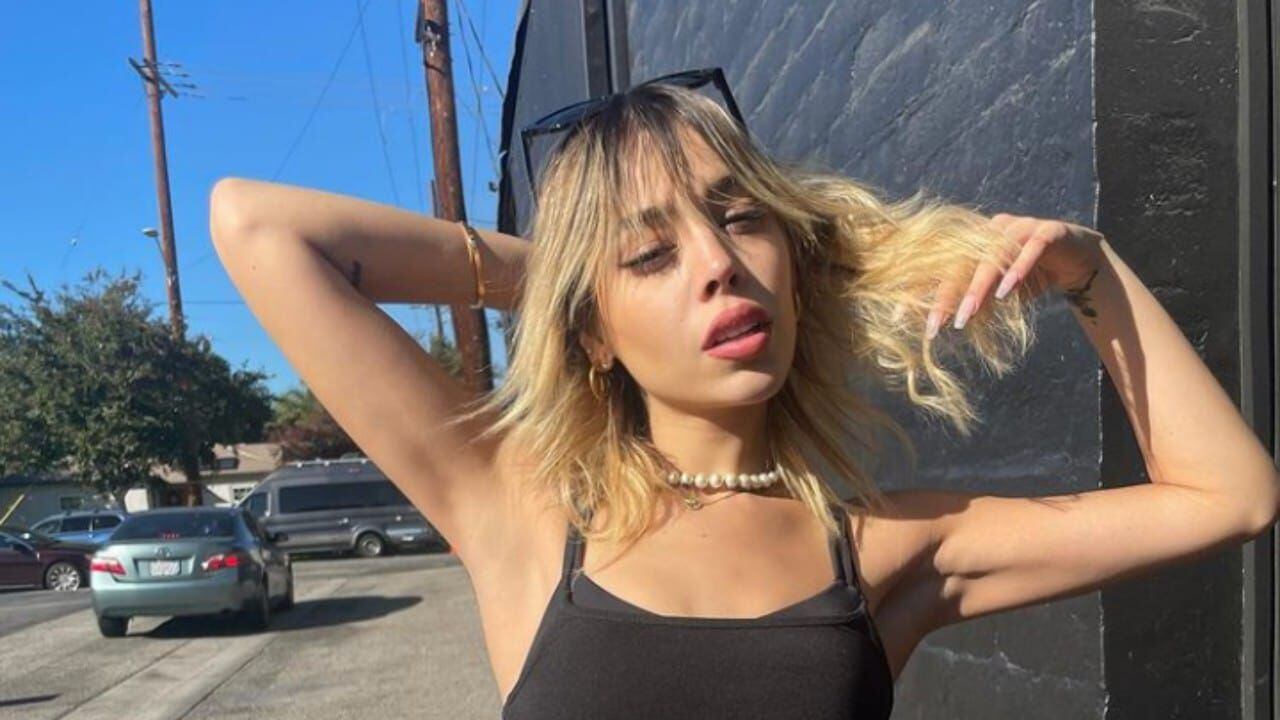 Danna Paola enseña cómo lucir una blusa sin brasier