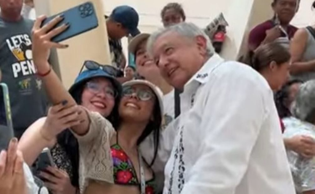 Andrés Manuel López Obrador aprovechó un recorrido por el Tren Maya para dejarse apapachar por usuarios de este nuevo medio de comunicación en el sureste de México. Foto: Captura de video