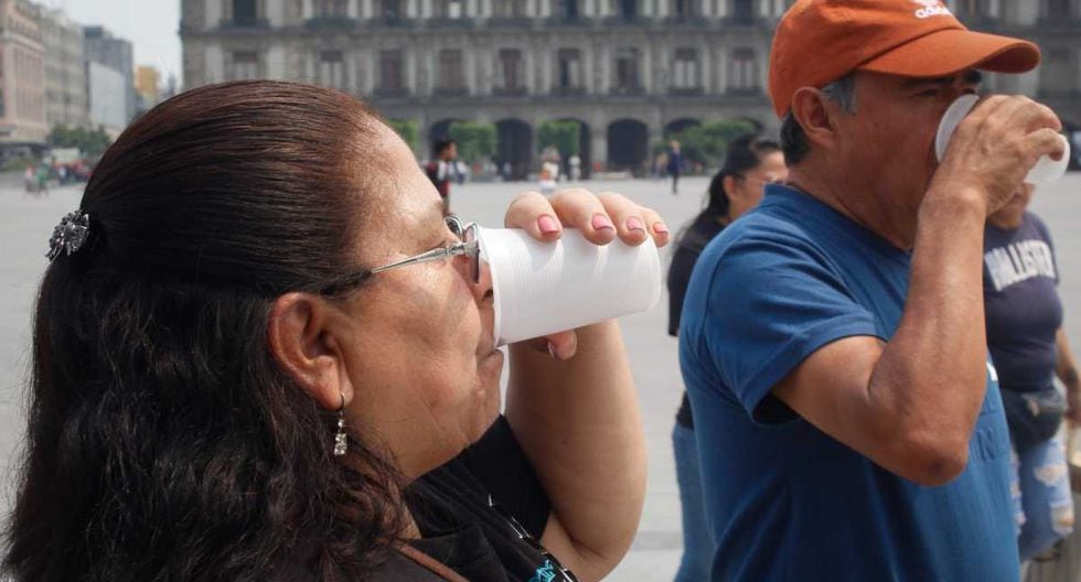 Ola de calor en CDMX: colocan dispensadores de agua en plancha del Zócalo – El Universal