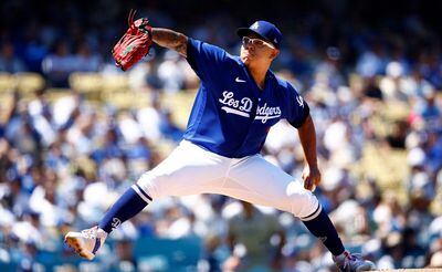 MLB: Rematan playeras de Julio Urías tras ser violencia familiar