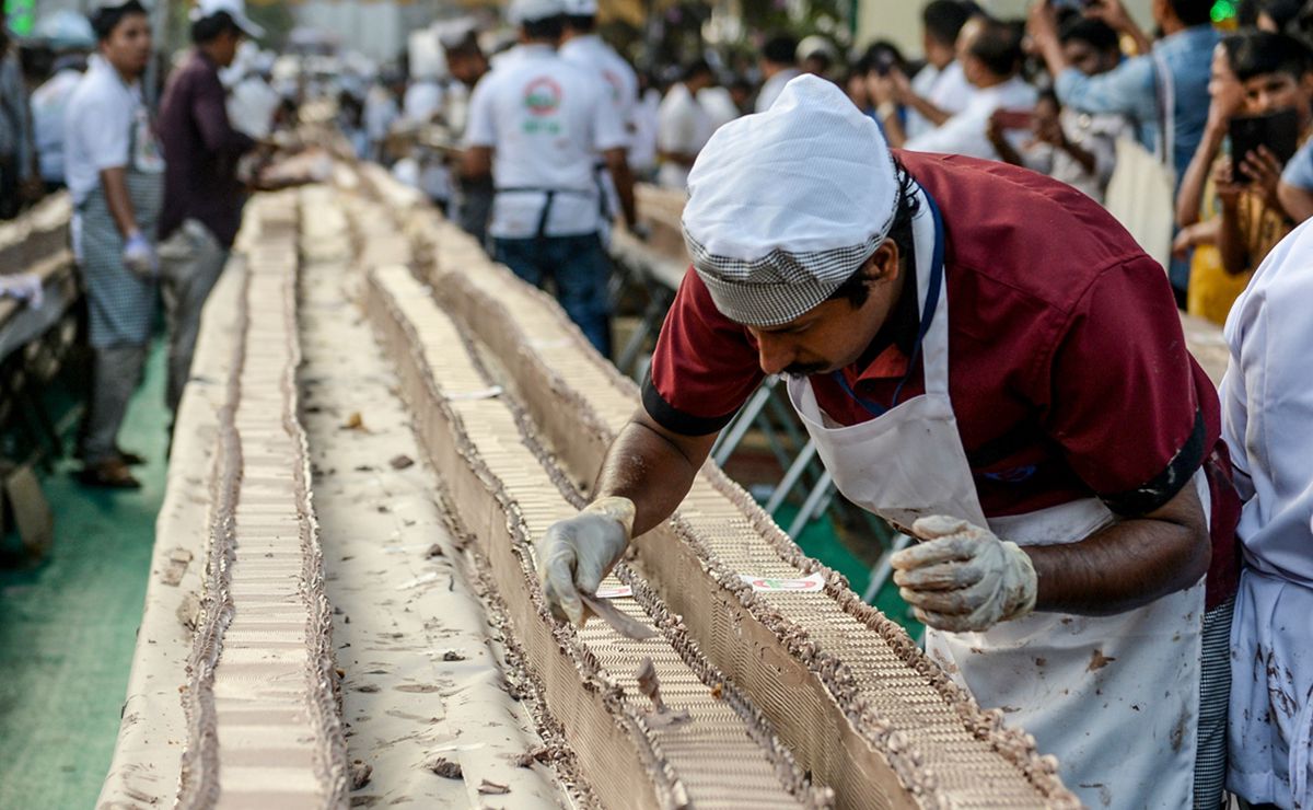 Crean el pastel más largo del mundo en India, ¡mide  kilómetros!