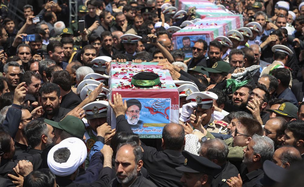 La mayoría portaban fotos del difunto y flores blancas, muy utilizadas en los funerales en Irán. Foto: AP