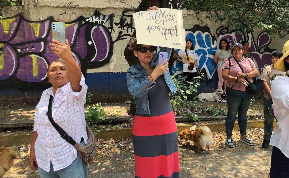 Con pancartas, vecinos se reunieron al exterior de donde vive una vecina que aparentemente mató a la perrita "Moni". / Foto: Atenea Campuzano.