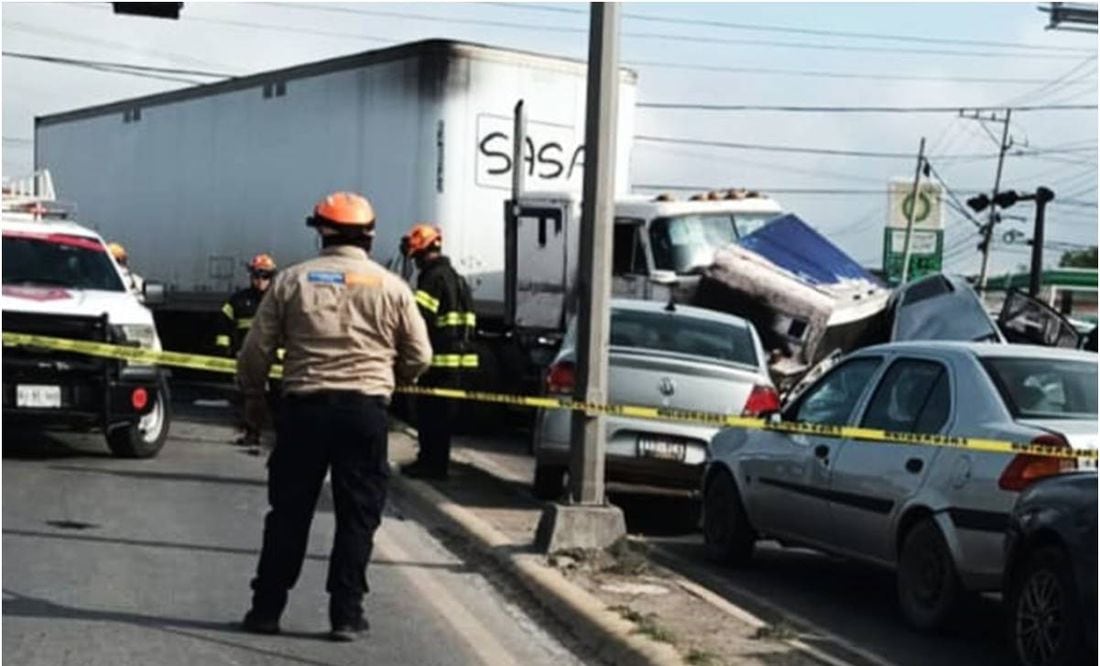 Tráiler embiste automóvil; muere una mujer y otra resulta lesionada en Nuevo León 