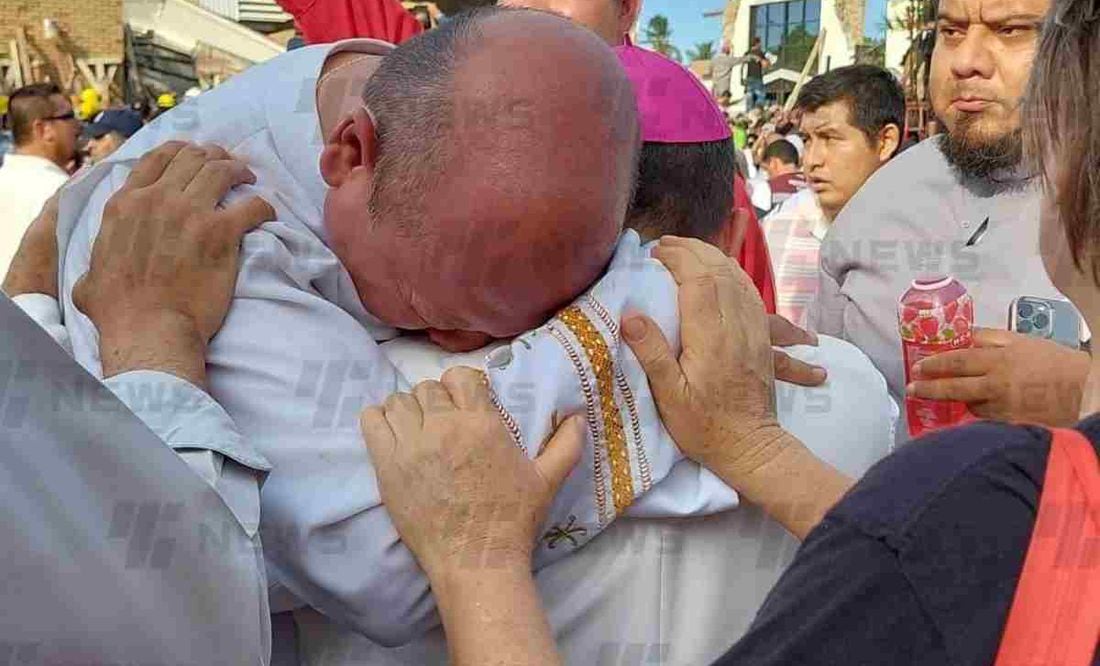 Sacerdote que oficiaba misa llora tras derrumbe de iglesia en